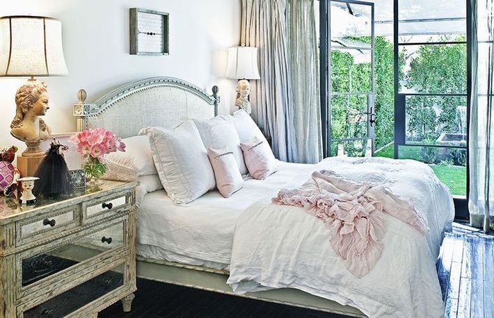 fem_bedroom_26