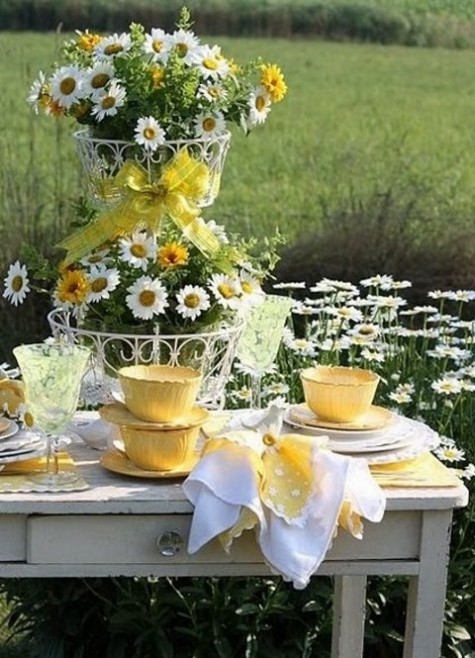 yellow bowls, yellow and white two-storey flower centerpiece and napkins
