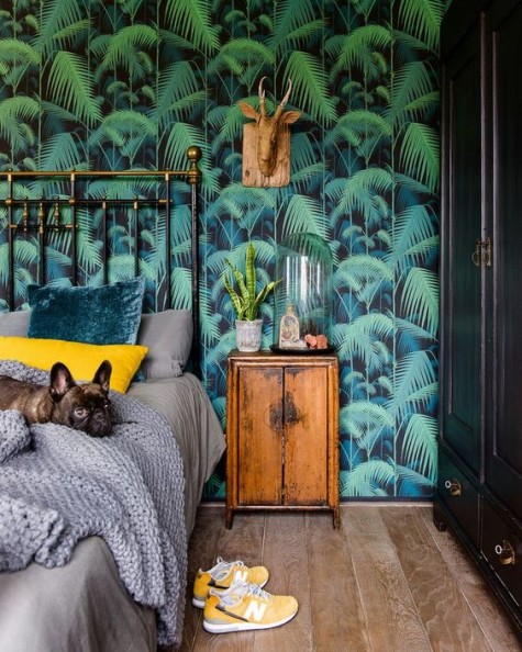 palm leaf print wallpaper to make your bedroom bolder