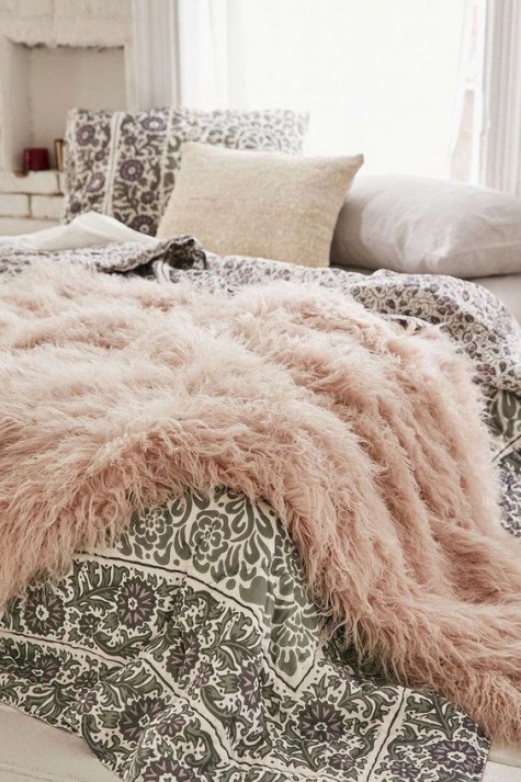 a faux fur pink blanket is a chic idea for a girlish space