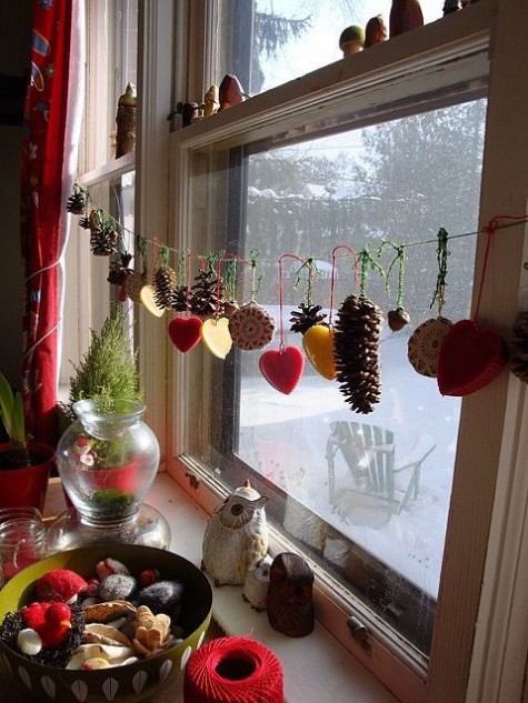 a garland with pineccones_ gingerbread cookies and fruit slices